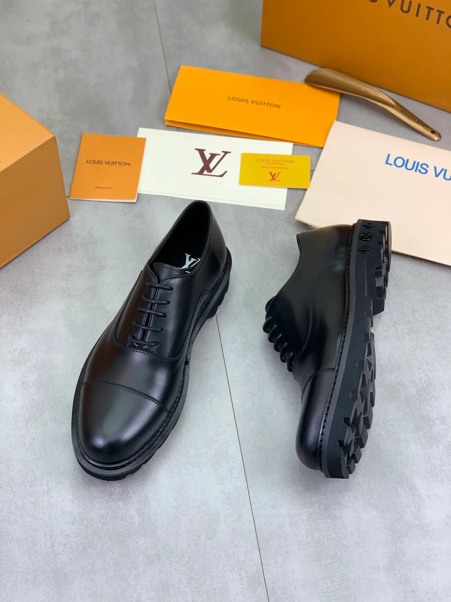 Factory price P820 💎💎💎Top version LOUIS VUITTON [Louis Vuitton] - LV men's business casual leather shoes, luxurious and noble 👞All imported original cowhide, just to create a more comfortable wearing experience, upper: original high-end calfskin➕Imported soft cowhide lining, original lightweight foam outsole✔️Color: 3️⃣colors available Size: 39-44 (38.45 46 can be customized (non-returnable)